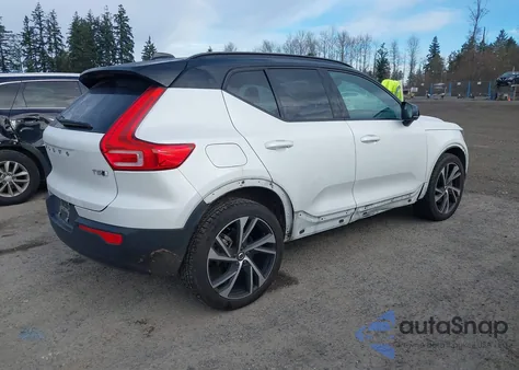 2022 Volvo Xc40 T5 R-Design z USA, uszkodzony, nr VIN YV4162UM0N2714151